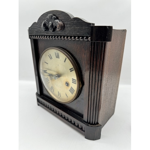 147 - Early H.A.C 20th century oak cased mantle clock with key / spare spring 
Model 174/38
24cm x 26.5cm ... 