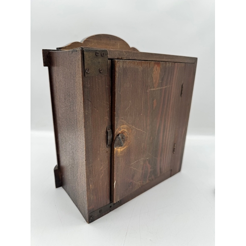 147 - Early H.A.C 20th century oak cased mantle clock with key / spare spring 
Model 174/38
24cm x 26.5cm ... 