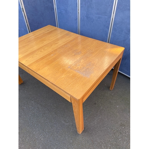 433 - Extendable oak table and six brown leather chairs.

Please see images for all dimensions.