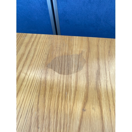 433 - Extendable oak table and six brown leather chairs.

Please see images for all dimensions.