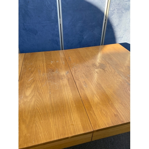 433 - Extendable oak table and six brown leather chairs.

Please see images for all dimensions.