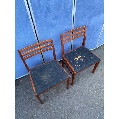 443 - A pair of Mid-century dining chairs by Hunts

Dimensions - 18