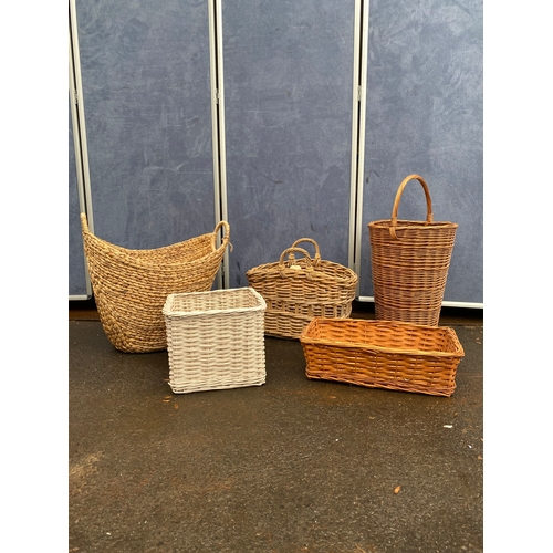 447 - A collection of wicker baskets. 

Dimensions of largest in images for reference.