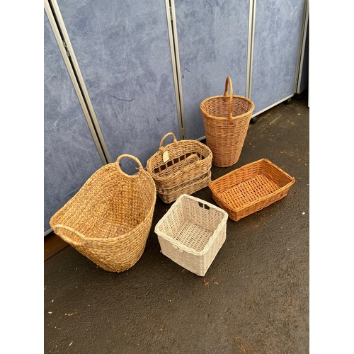 447 - A collection of wicker baskets. 

Dimensions of largest in images for reference.