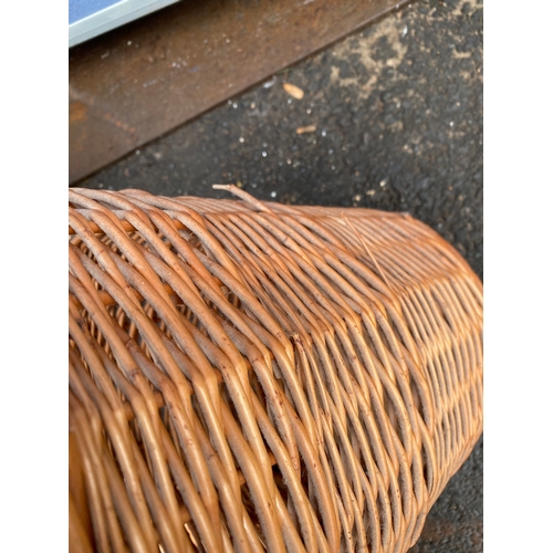 447 - A collection of wicker baskets. 

Dimensions of largest in images for reference.