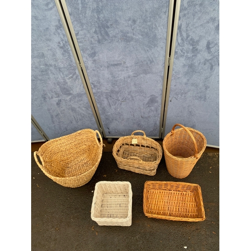 447 - A collection of wicker baskets. 

Dimensions of largest in images for reference.