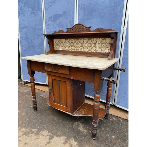 461 - Antique marble wash stand with tiled back. 

Dimensions - 36.5