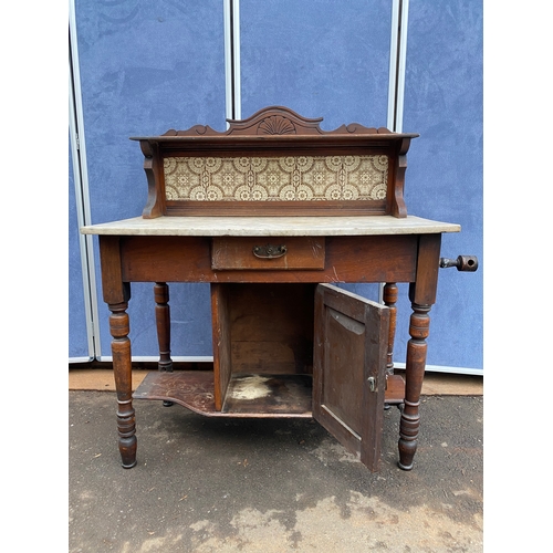 461 - Antique marble wash stand with tiled back. 

Dimensions - 36.5