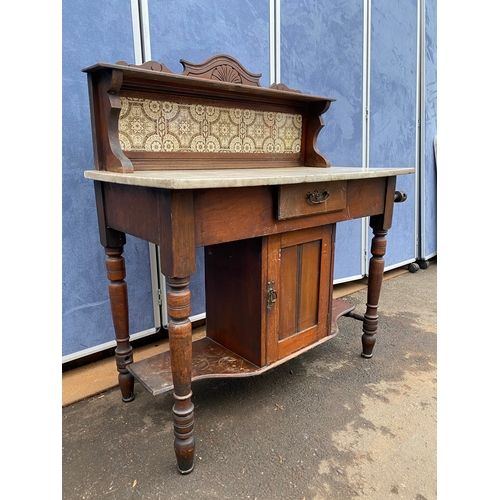 461 - Antique marble wash stand with tiled back. 

Dimensions - 36.5