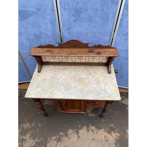 461 - Antique marble wash stand with tiled back. 

Dimensions - 36.5