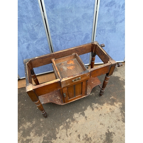 461 - Antique marble wash stand with tiled back. 

Dimensions - 36.5