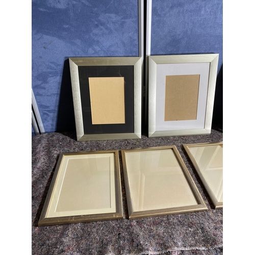 520 - A collection of frames. 

Please see images for all dimensions.