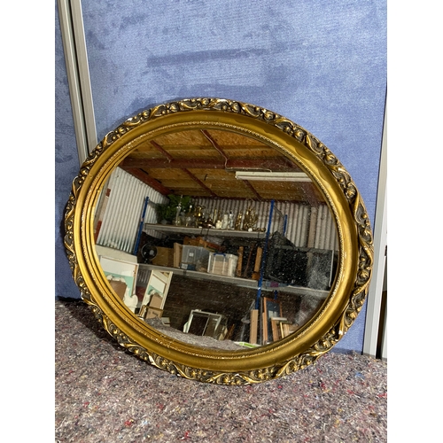 569 - Oval gilt framed mirror. 

Dimensions - 22.5