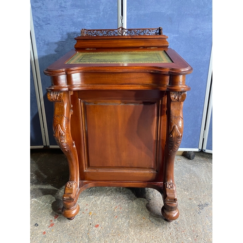 592 - Mahogany davenport desk with inlaid green leather.

Dimensions - 21.5