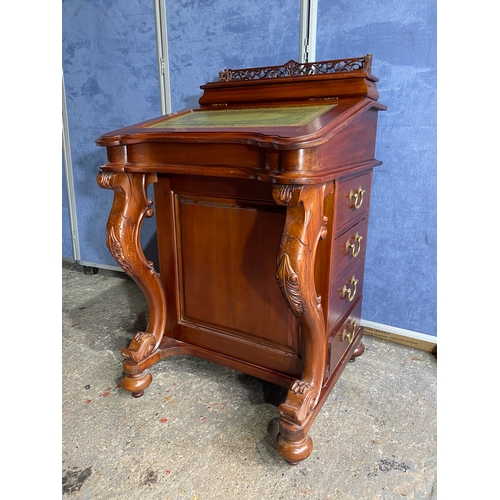 592 - Mahogany davenport desk with inlaid green leather.

Dimensions - 21.5