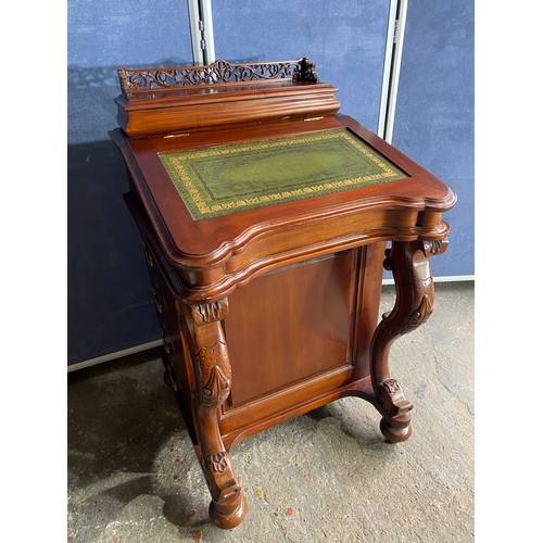 592 - Mahogany davenport desk with inlaid green leather.

Dimensions - 21.5