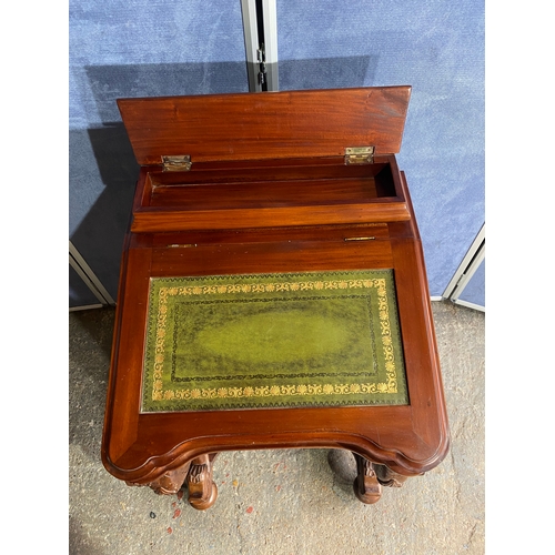 592 - Mahogany davenport desk with inlaid green leather.

Dimensions - 21.5