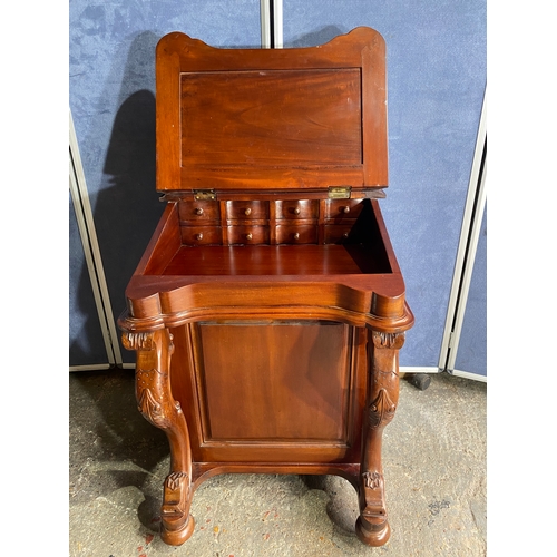 592 - Mahogany davenport desk with inlaid green leather.

Dimensions - 21.5