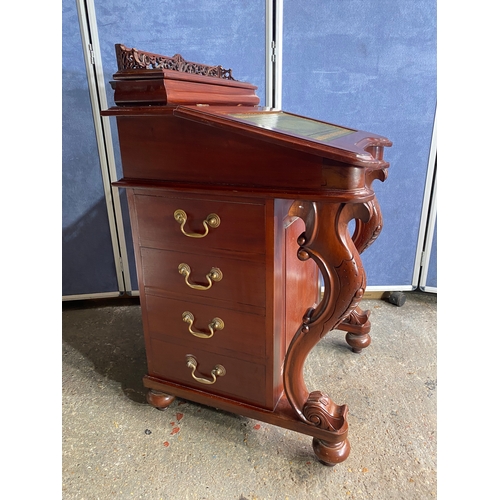 592 - Mahogany davenport desk with inlaid green leather.

Dimensions - 21.5