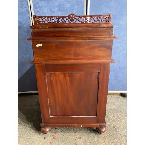 592 - Mahogany davenport desk with inlaid green leather.

Dimensions - 21.5