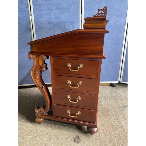 592 - Mahogany davenport desk with inlaid green leather.

Dimensions - 21.5