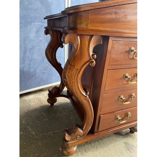 592 - Mahogany davenport desk with inlaid green leather.

Dimensions - 21.5