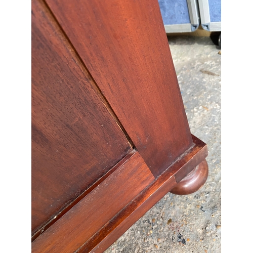 592 - Mahogany davenport desk with inlaid green leather.

Dimensions - 21.5