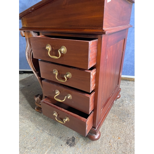 592 - Mahogany davenport desk with inlaid green leather.

Dimensions - 21.5