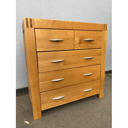 594 - Modern Solid Oak two over three chest of drawers

Dimensions - 37.5