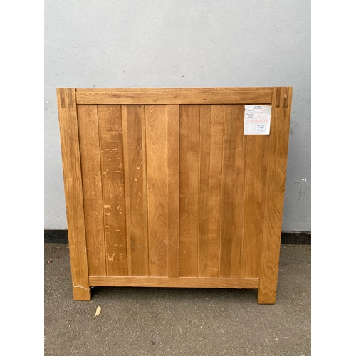 594 - Modern Solid Oak two over three chest of drawers

Dimensions - 37.5