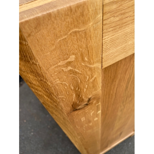 594 - Modern Solid Oak two over three chest of drawers

Dimensions - 37.5