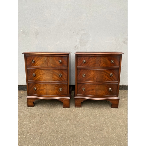 603 - A pair of Bevan Funnell Reprodux bedside chest of three drawers. 

Dimensions - 16.5