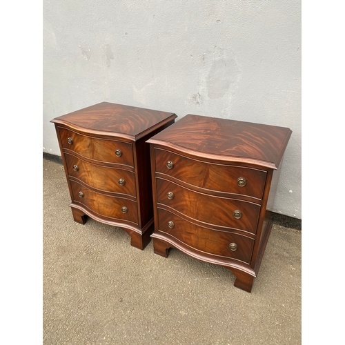 603 - A pair of Bevan Funnell Reprodux bedside chest of three drawers. 

Dimensions - 16.5