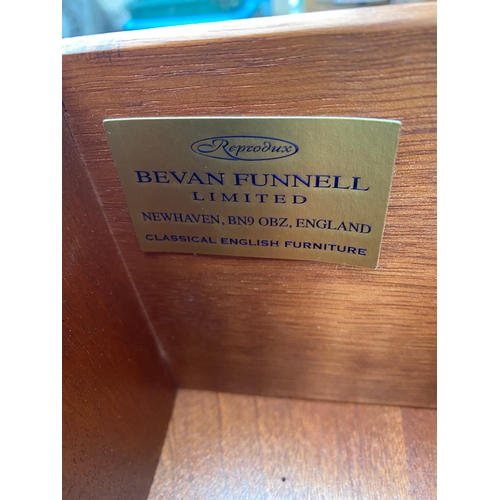 603 - A pair of Bevan Funnell Reprodux bedside chest of three drawers. 

Dimensions - 16.5