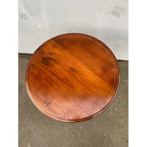 607 - Antique inlaid mahogany circular side table. 

Dimensions - 24