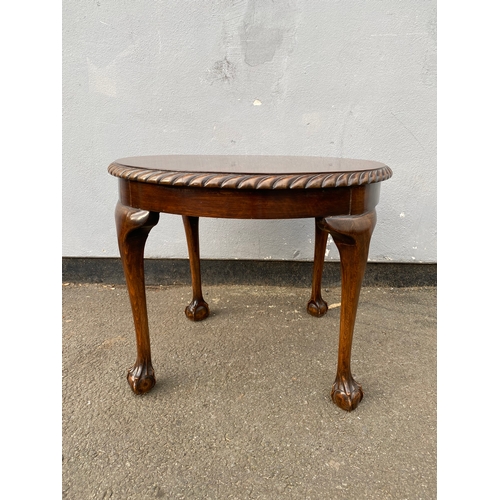 608 - Antique circular side table. 

Dimensions - 24' x 24