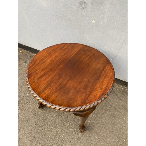 608 - Antique circular side table. 

Dimensions - 24' x 24