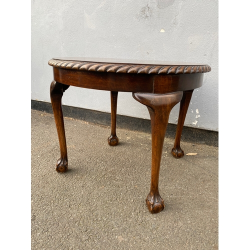 608 - Antique circular side table. 

Dimensions - 24' x 24