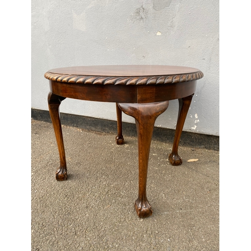 608 - Antique circular side table. 

Dimensions - 24' x 24