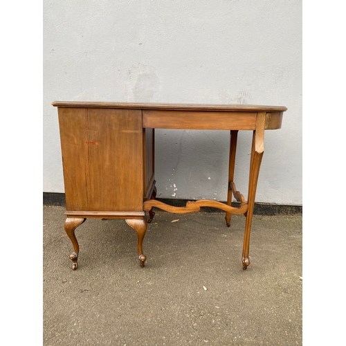 611 - Elegant Antique Ladies Writing Table / Desk with green leather top 

Dimensions - 40