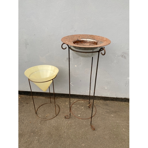 615 - A pair of interesting metal garden pieces. 

Please see images for dimensions of largest for referen... 