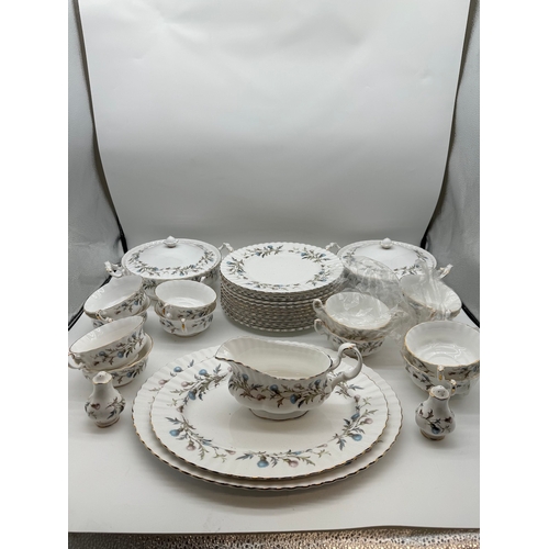 288 - 31 Piece Royal Albert Bine China Dinner Service 