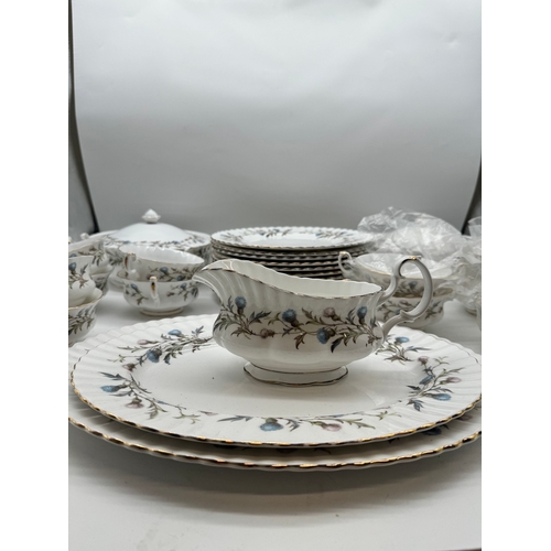 288 - 31 Piece Royal Albert Bine China Dinner Service 