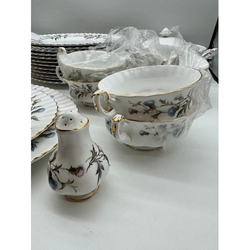 288 - 31 Piece Royal Albert Bine China Dinner Service 