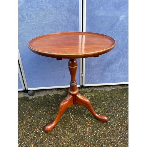 303 - Beautiful Antique tilt top side table with painted foliage to legs

Dimensions - 20.5