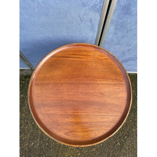 303 - Beautiful Antique tilt top side table with painted foliage to legs

Dimensions - 20.5