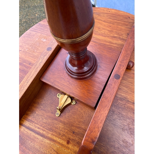 303 - Beautiful Antique tilt top side table with painted foliage to legs

Dimensions - 20.5