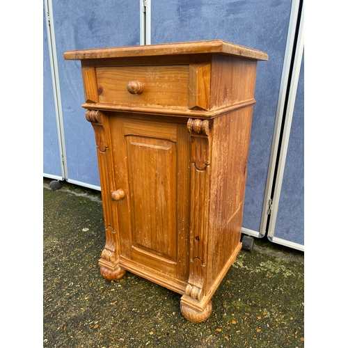 304 - Pine bedside cabinet with drawer. 

Dimensions - 17.5