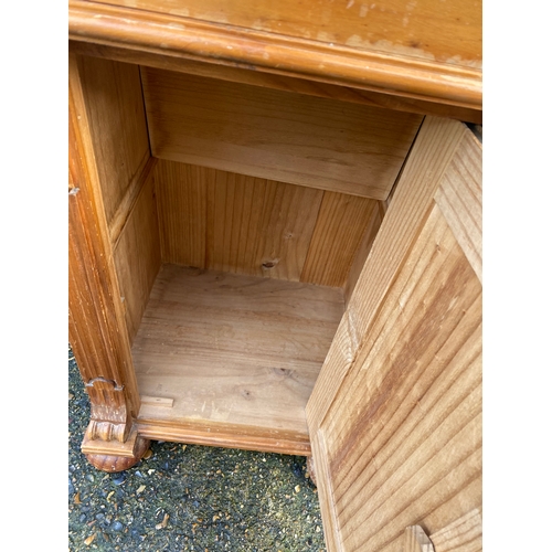 304 - Pine bedside cabinet with drawer. 

Dimensions - 17.5