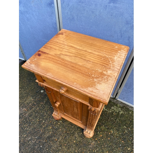 304 - Pine bedside cabinet with drawer. 

Dimensions - 17.5